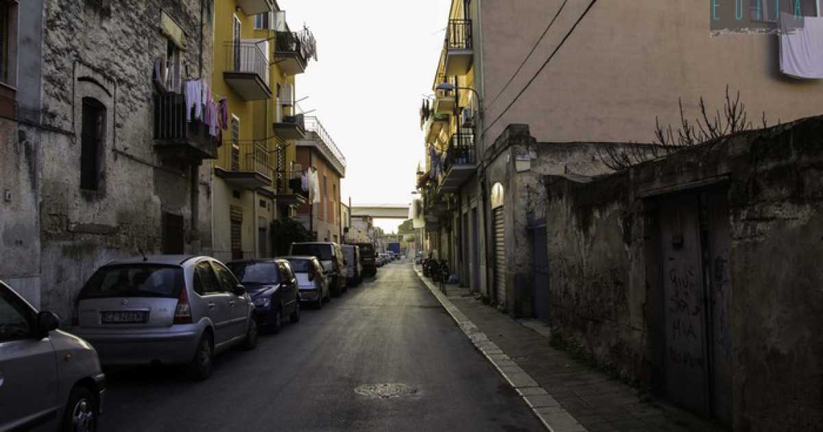 Bari, la stretta strada delle lapidi e dei "miracoli": via De Crescenzio